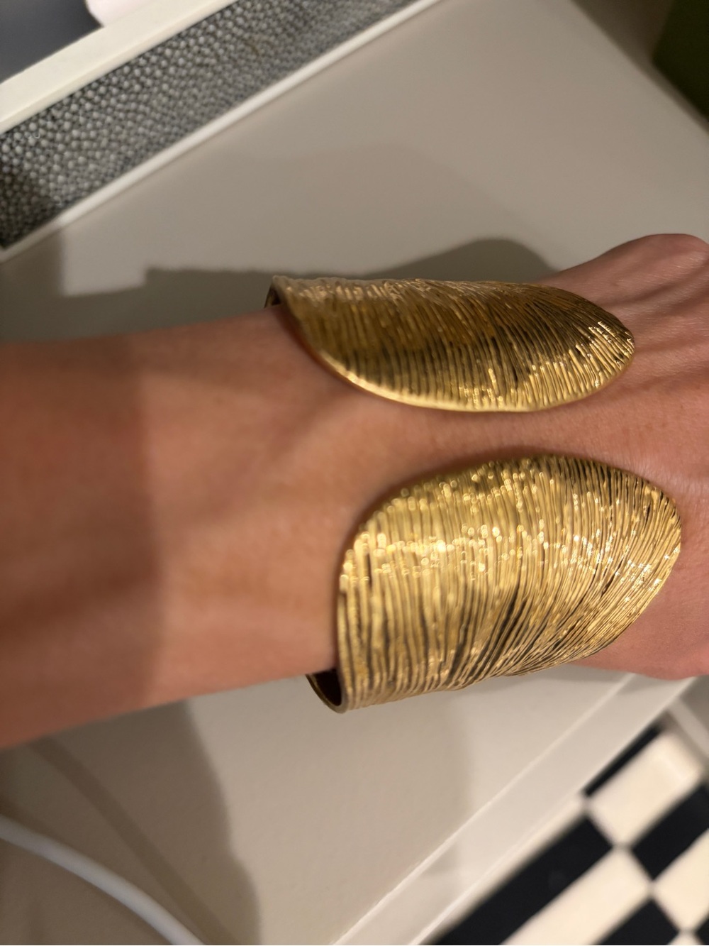 Zara gold leaf motif hinge bracelet - Picture 5 of 5
